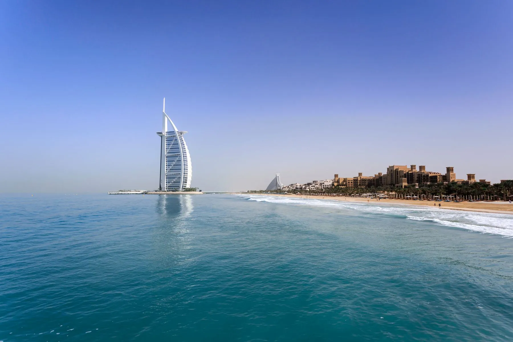 Burj Al Arab va oq qumli sohil