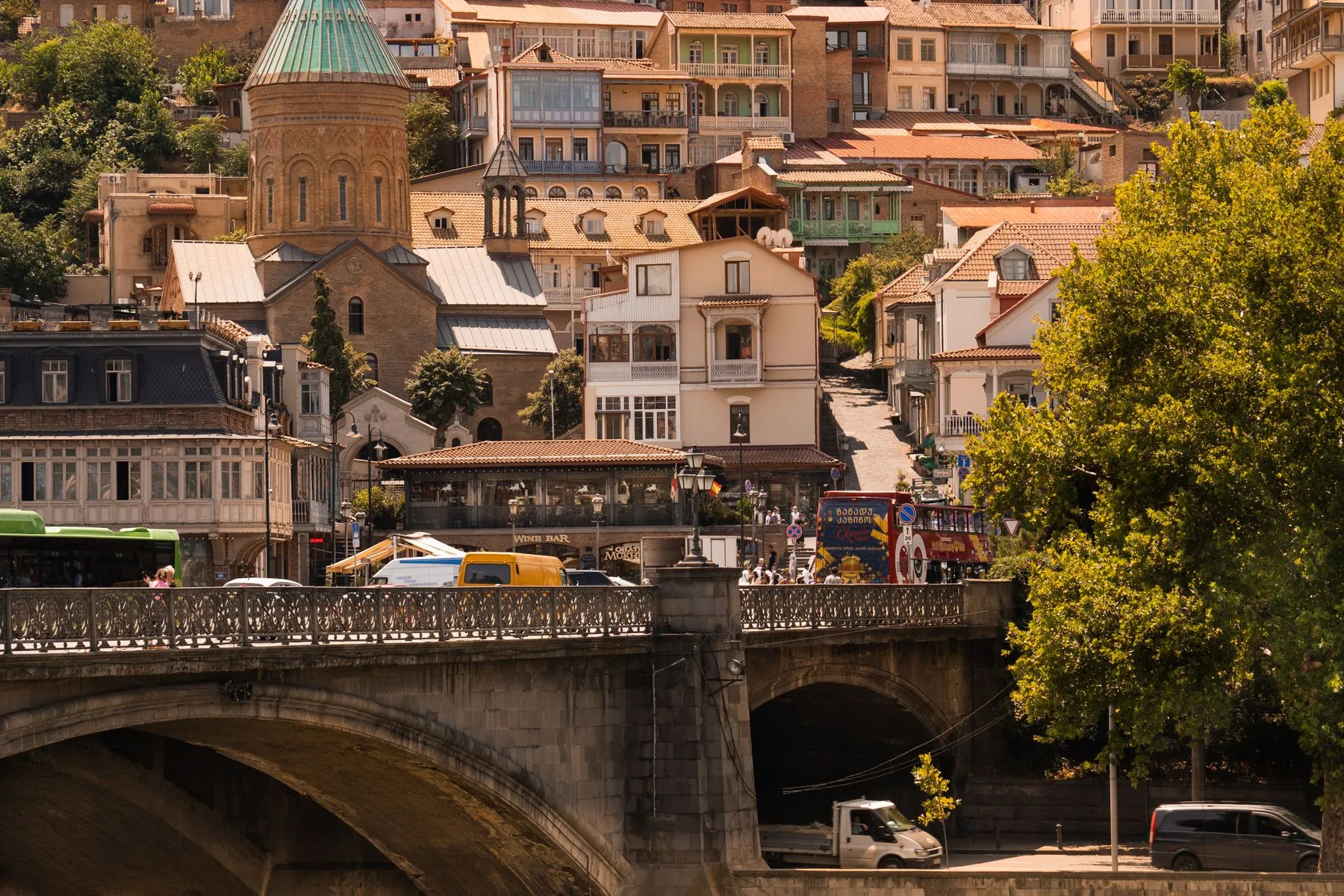 Tbilisi eski shahri va Kura daryosi