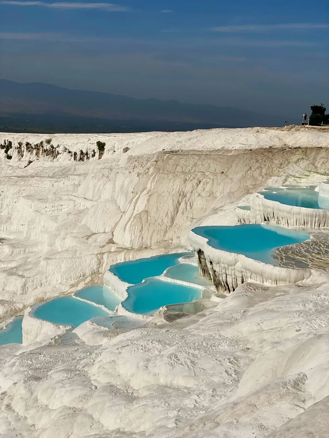 Pamukkale oq travertinlari va feruza rangli havzalar